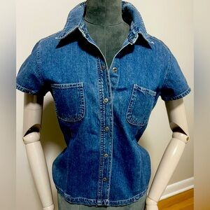 Short sleeve denim chambray Gap top with snap buttons.